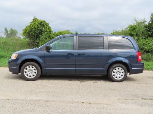 Used 2009 Chrysler Town & Country LX FWD image 7