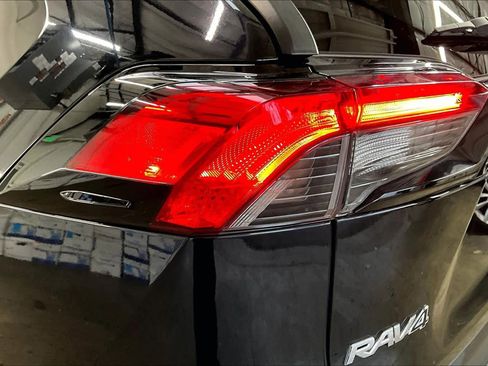 Used 2020 Toyota RAV4 XLE Premium image 32