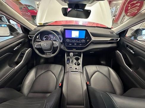 Used 2023 Toyota Highlander XLE image 12