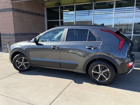 Used 2025 Kia Niro EX image 5