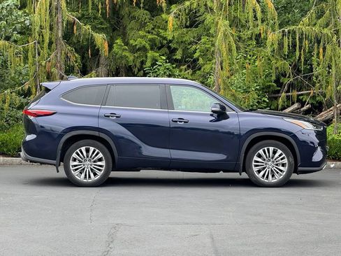 Used 2024 Toyota Highlander Platinum AWD/4WD image 4