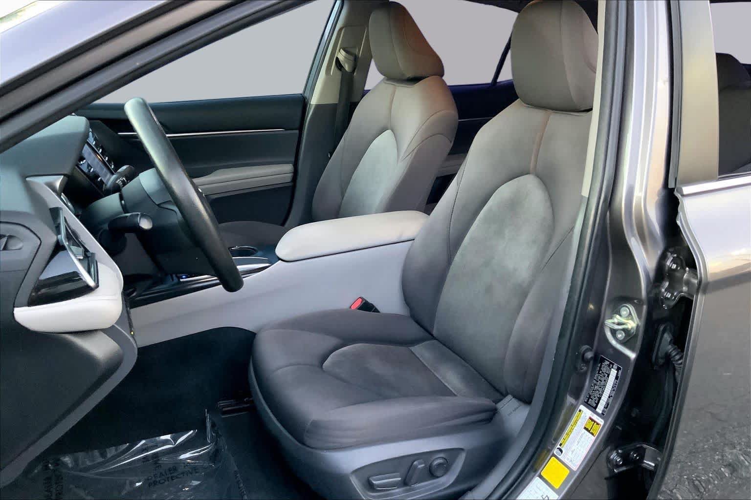 Used 2020 Toyota Camry LE FWD image 7