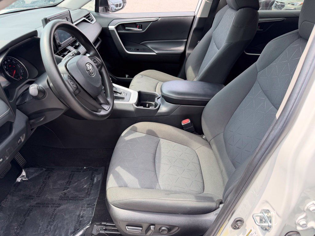 Used 2022 Toyota RAV4 XLE w/ Convenience Package FWD image 25