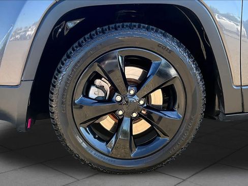 Used 2017 Jeep Cherokee Sport FWD image 10
