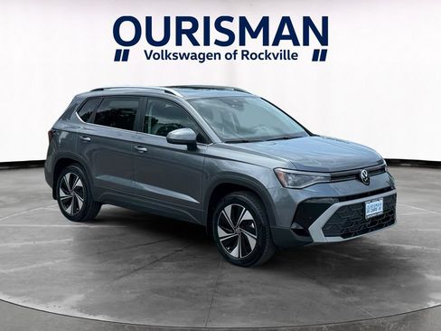 Used 2025 Volkswagen Taos SE w/ Panoramic Sunroof Package AWD/4WD image 1