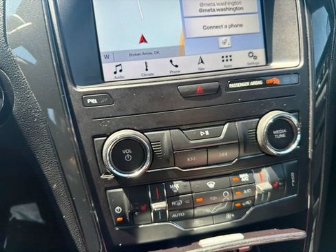 Used 2019 Ford Explorer XLT w/ Equipment Group 202A FWD image 15