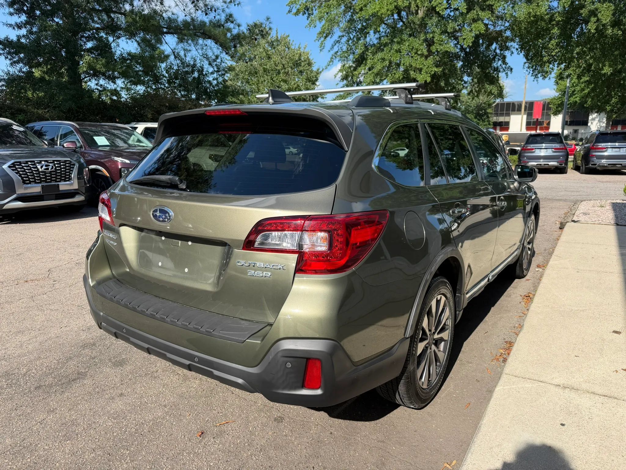 Used 2018 Subaru Outback 3.6R Touring AWD/4WD image 5