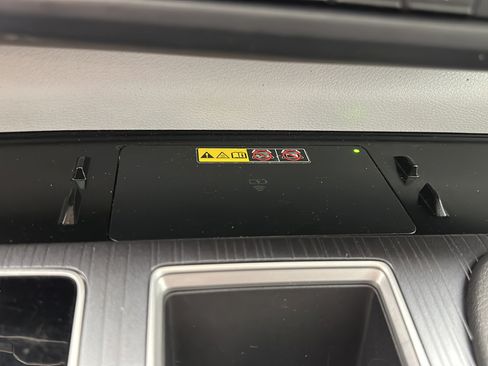 Used 2025 Toyota Sienna XLE FWD image 23
