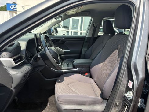 Used 2024 Toyota Highlander LE FWD image 17