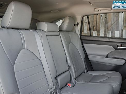 Used 2022 Toyota Highlander XLE AWD/4WD image 23