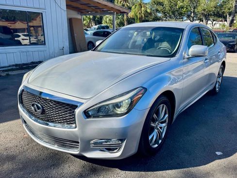 Used 2018 INFINITI Q70 Luxe image 18