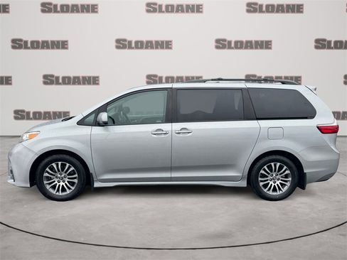 Used 2020 Toyota Sienna XLE w/ Carpet Mat Package image 2