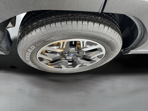 Used 2025 Subaru Forester AWD/4WD image 9