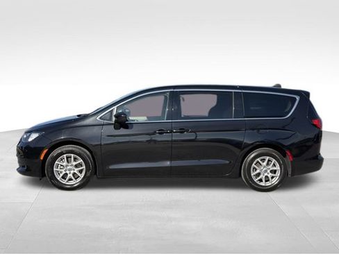 Used 2023 Chrysler Voyager LX FWD image 2