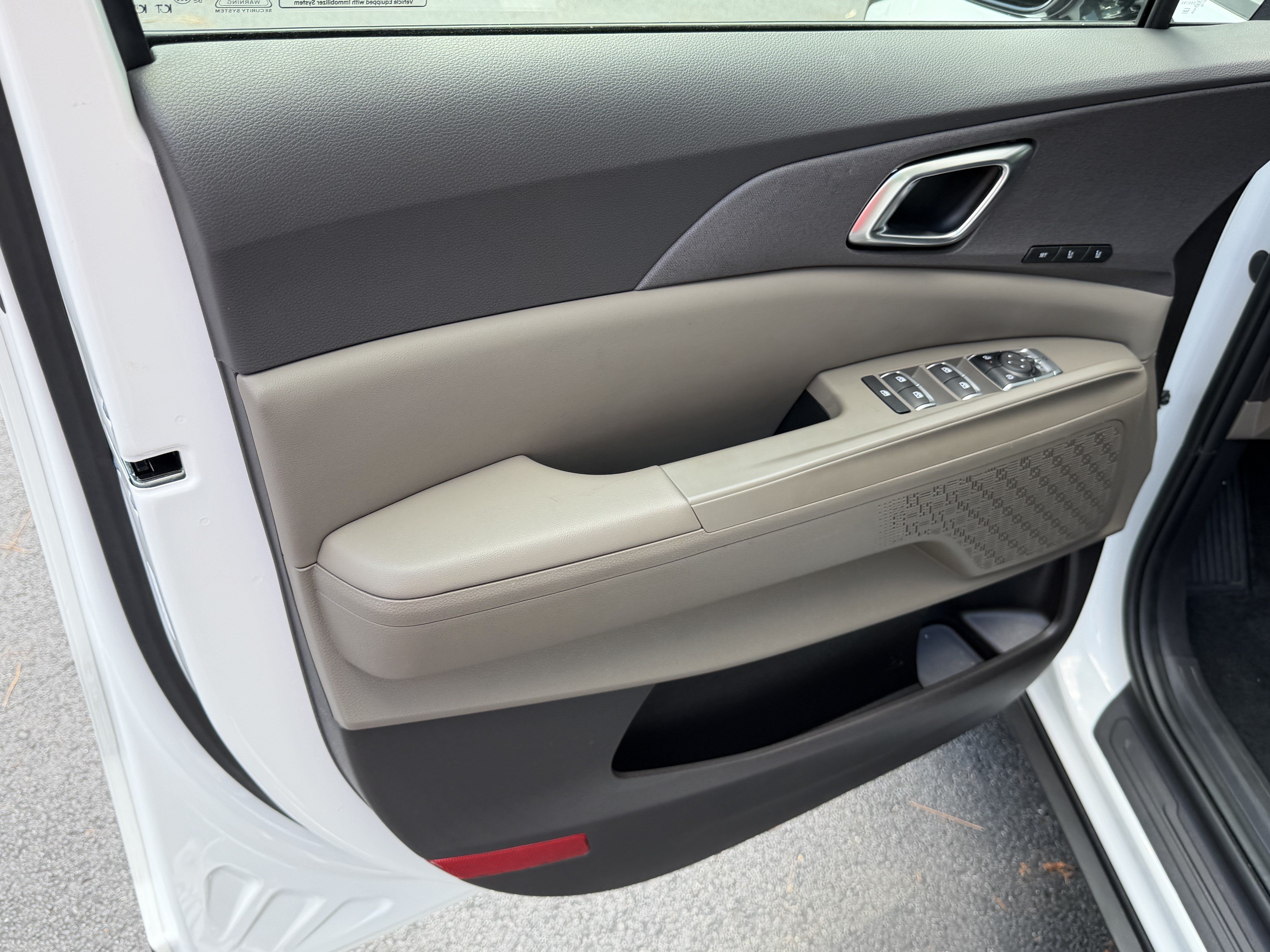 Certified 2026 Kia Carnival EX FWD image 10