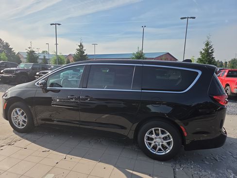 New 2027 Chrysler Pacifica Select FWD image 12