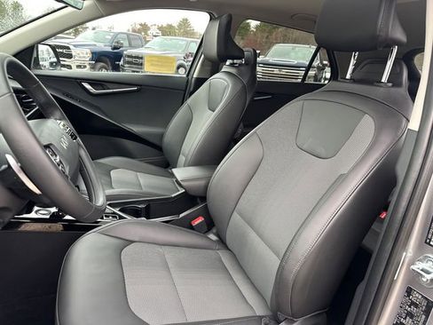 Used 2024 Kia Niro EX Touring image 40