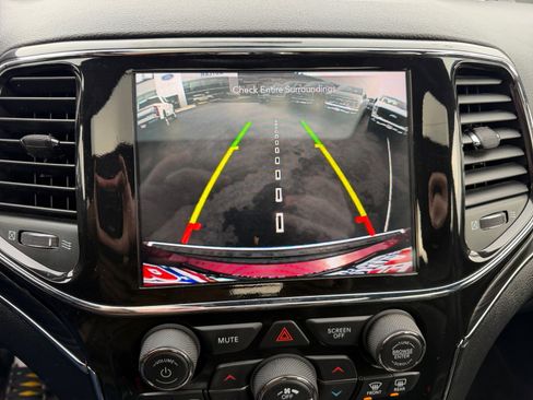 Used 2022 Jeep Grand Cherokee Limited image 18