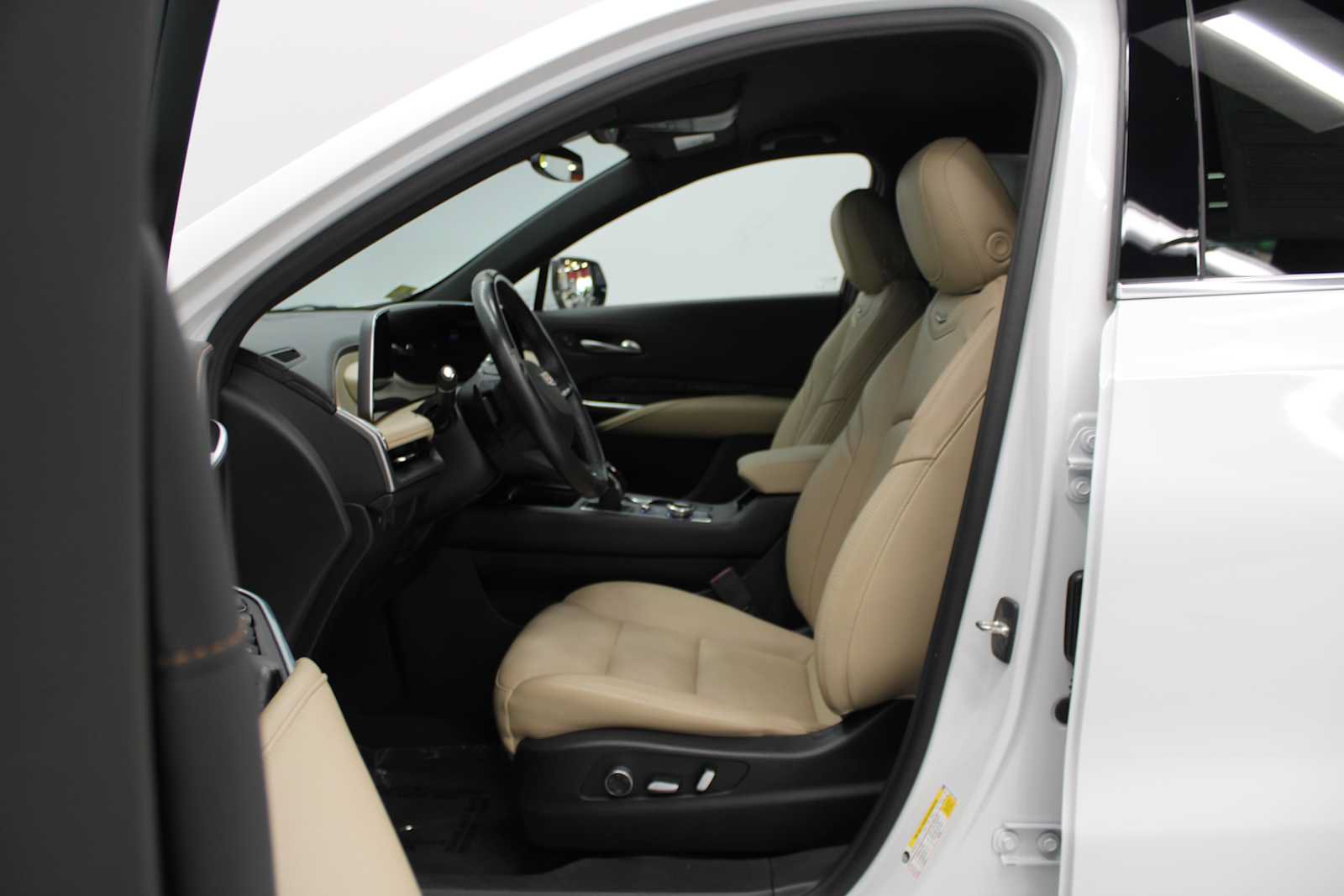 Used 2024 Cadillac XT4 Premium Luxury w/ Cold Weather Package AWD/4WD image 7