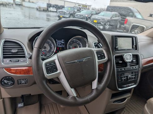 Used 2016 Chrysler Town & Country Touring w/ Driver Convenience Group image 13