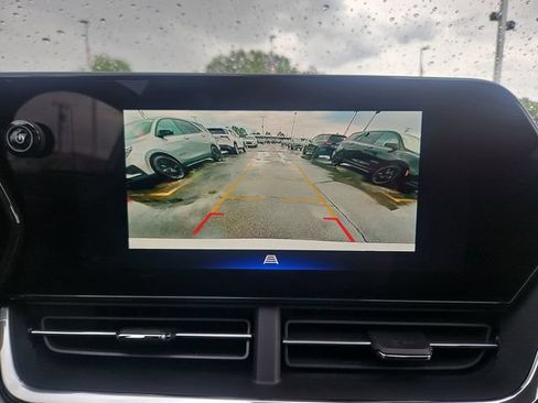 Used 2024 Chevrolet Trax RS w/ Sunroof Package FWD image 21