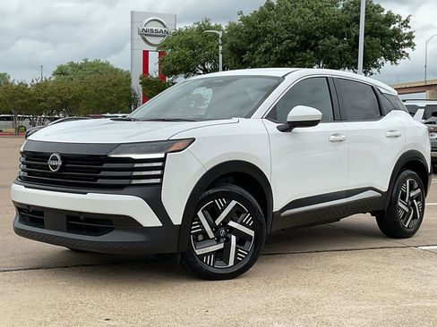 Used 2025 Nissan Kicks SV image 2