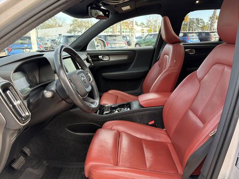 Used 2019 Volvo XC40 T5 Inscription image 16