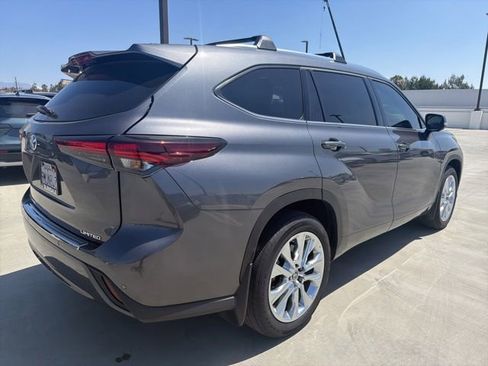 Used 2024 Toyota Highlander Limited FWD image 2