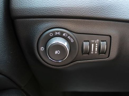 Used 2018 Jeep Compass Latitude FWD image 15