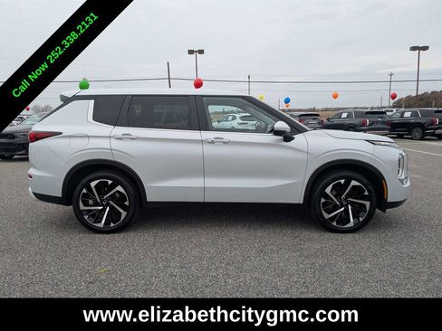 Used 2022 Mitsubishi Outlander SE image 2
