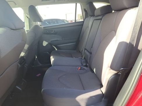 Used 2021 Toyota Highlander LE image 10