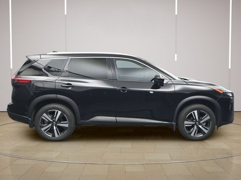 Certified 2025 Nissan Rogue SL w/ SL Premium Package FWD image 8