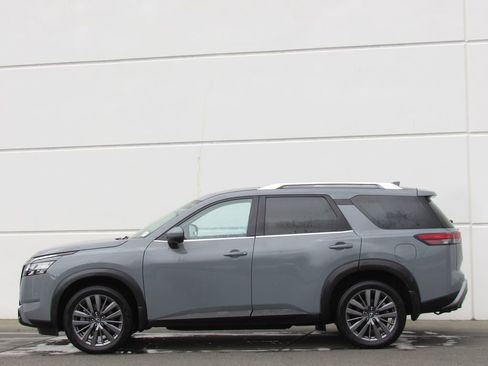 Used 2022 Nissan Pathfinder SL AWD/4WD image 4