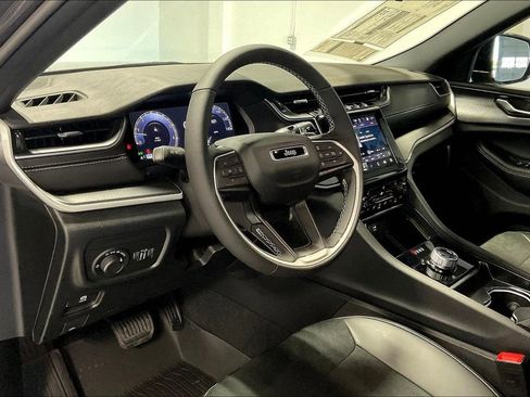 New 2025 Jeep Grand Cherokee Altitude image 28
