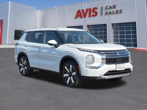 Used 2025 Mitsubishi Outlander SE AWD/4WD image 3