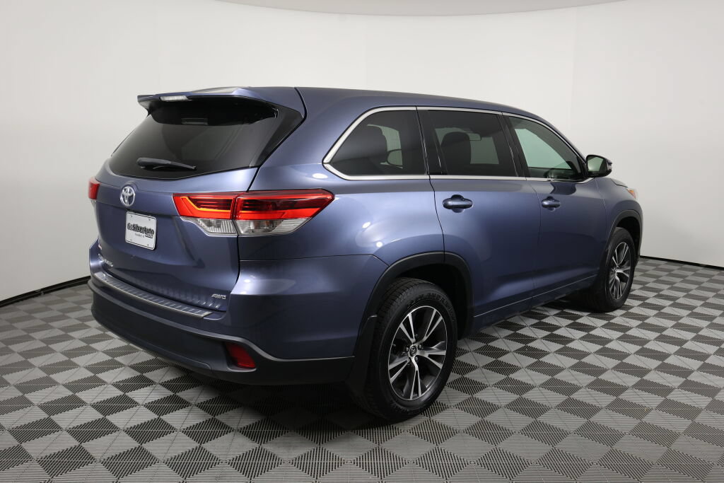 Used 2017 Toyota Highlander LE AWD/4WD image 2