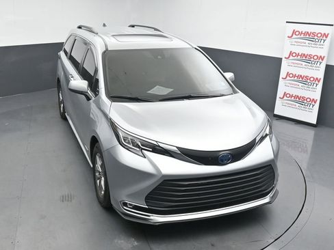 Used 2021 Toyota Sienna XLE w/ XLE Plus Package AWD/4WD image 25