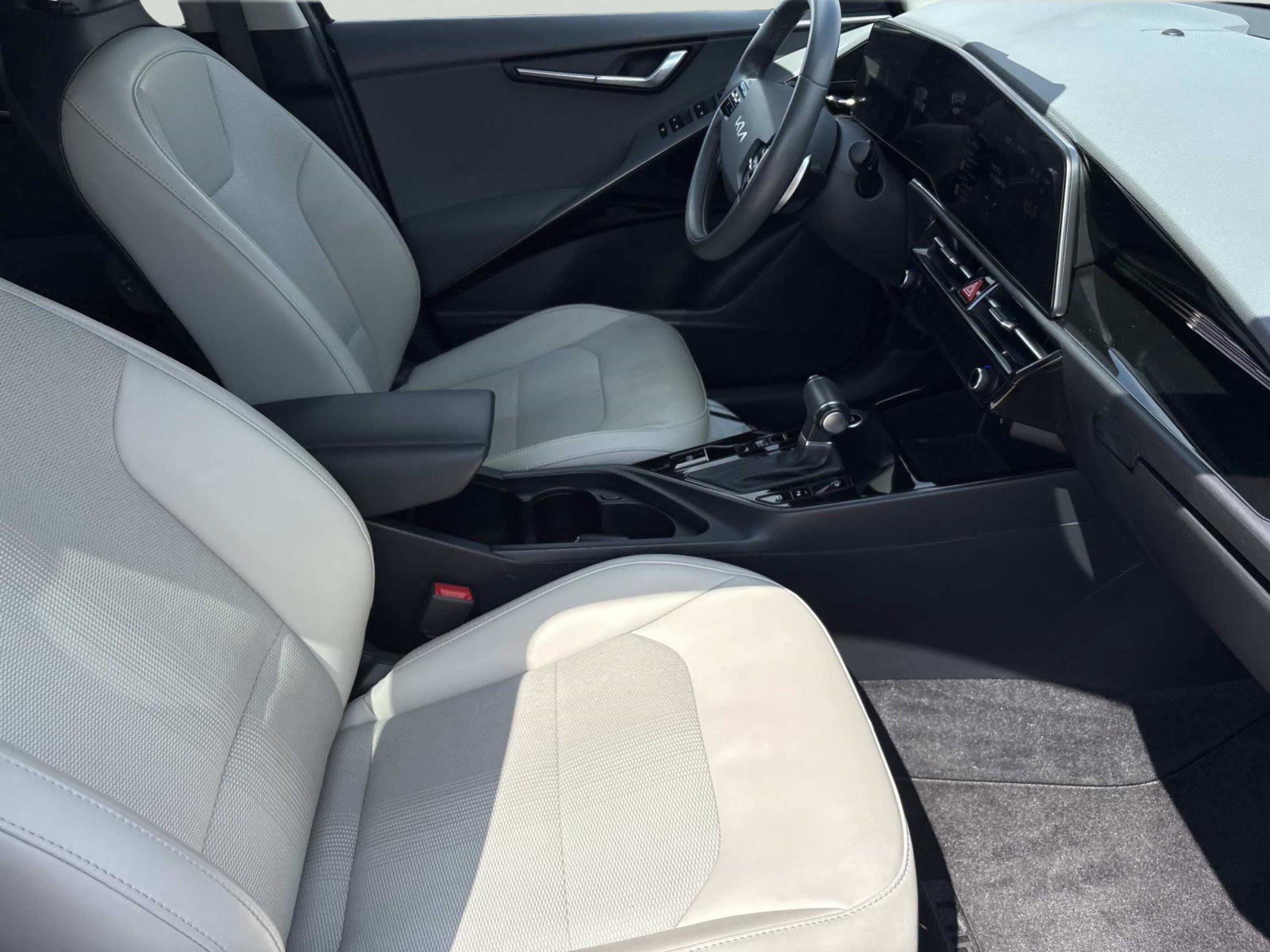 Used 2023 Kia Niro EX Touring FWD image 21