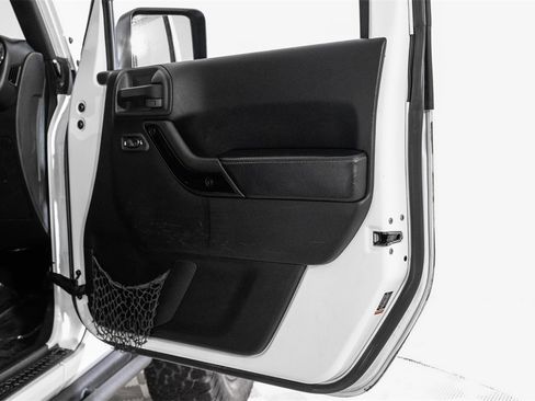 Used 2017 Jeep Wrangler Sahara image 32