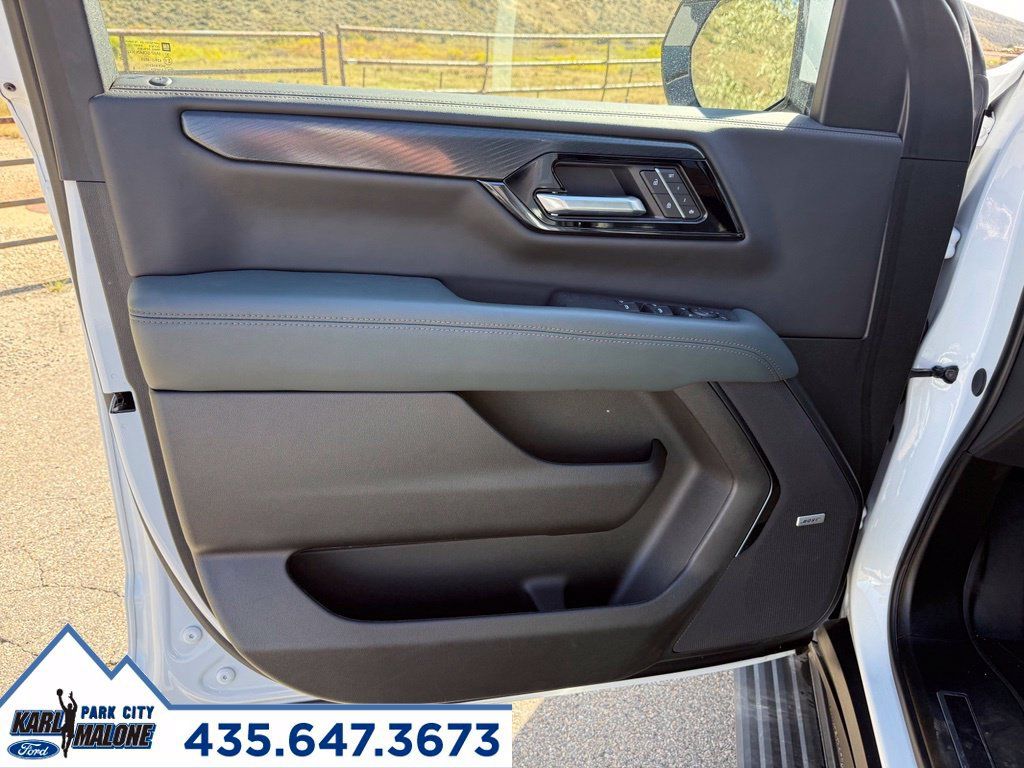 Used 2025 GMC Yukon AT4 w/ AT4 Premium Plus Package AWD/4WD image 13