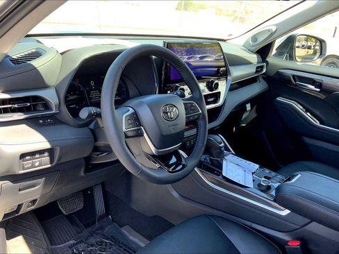 Used 2025 Toyota Highlander Platinum image 14