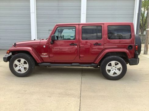 Used 2012 Jeep Wrangler Unlimited Sahara w/ Max Tow Pkg image 5
