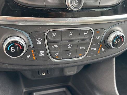 Used 2023 Chevrolet Traverse LT FWD image 28