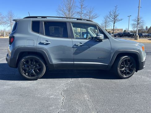 Used 2018 Jeep Renegade Altitude image 10