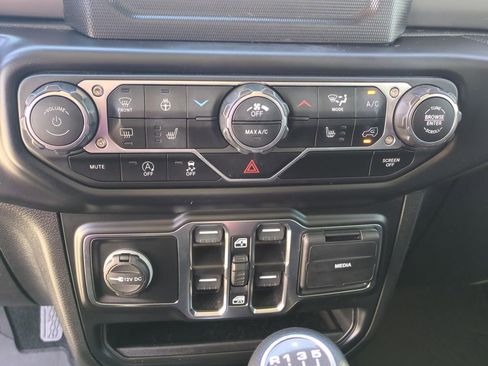 Used 2022 Jeep Gladiator Willys image 29