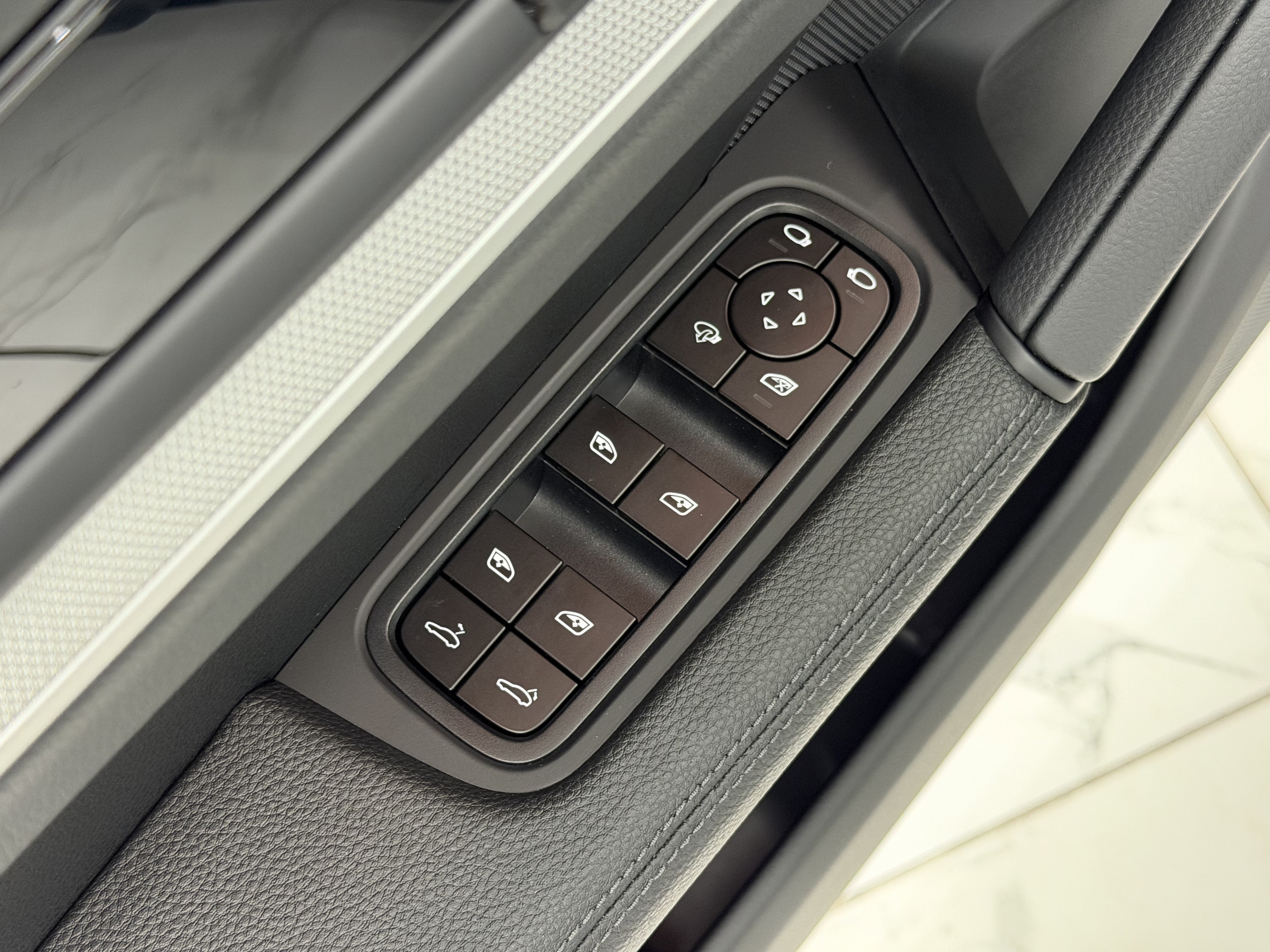 Certified 2024 Porsche Cayenne AWD/4WD image 29