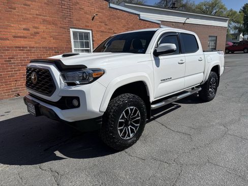 Used 2020 Toyota Tacoma TRD Sport AWD/4WD image 2