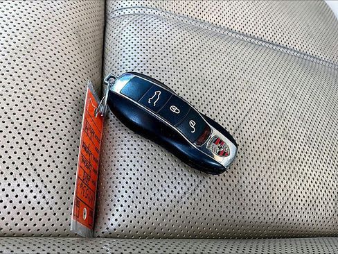 Used 2018 Porsche Cayenne Platinum Edition w/ Premium Package image 10