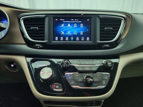 Used 2019 Chrysler Pacifica Touring-L FWD image 14