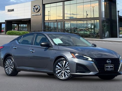 Used 2025 Nissan Altima 2.5 SV FWD image 2